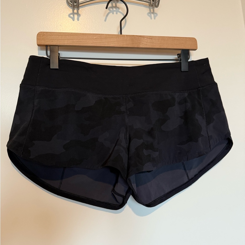 Lululemon Speed Up Low-Rise Lined Short 2.5” in Heritage 365 Camo Deep Coal - Picture 2 of 5